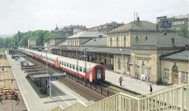 Bielsko Biała, widok z kładki na perony, torowisko oraz budynek...